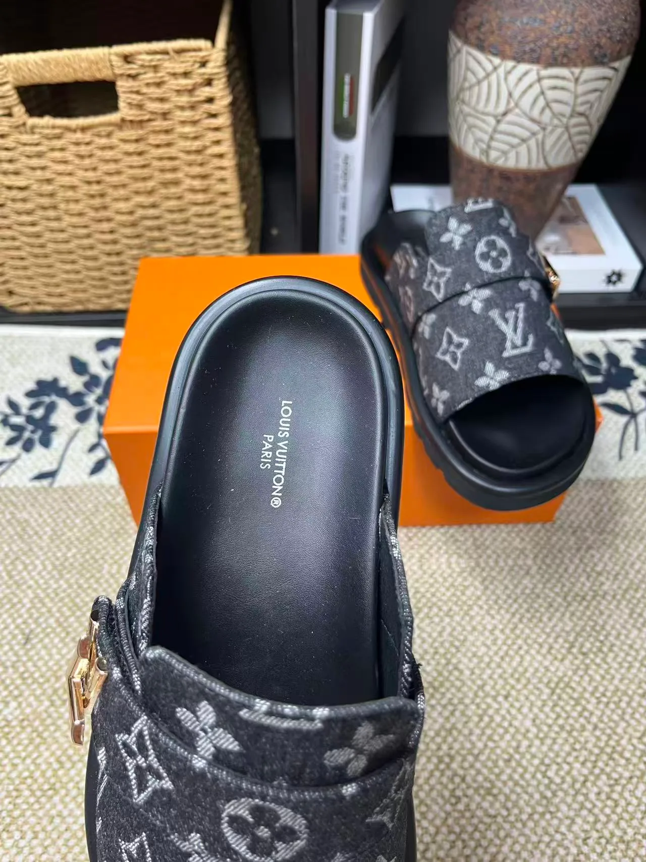 P340 [New Style] [LOUIS VUITTON] Louis Vuitton, LV printing, men's and women's slippers are now on the market, packed in drawer boxes with cloth bags and cards, the upper pattern looks very soft and waxy, and is a super versatile leg slimming tool. Fabric: imported denim/canvas/old fabric, LV hardware LOGO, official website pattern printing, comfortable to wear, feet: high-elastic PU water table. Sole: foam sole, heel height: about 5cm. Code number: 35-46, 35, 45, 46 are custom-made and non-returnable. Color: multiple colors and styles available.